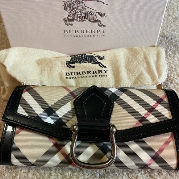 New! Burberry Nova Check and Patent wallet - Picture 2 of 10